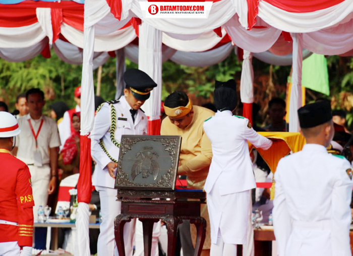 Bupati Bintan saat menyerahkan bendera merah putih kepada petugas Paskibraka